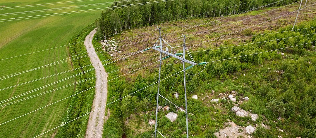 Suoritamme puuston latvasahausta linjoilla Tuovila-Kovjoki, Kovjoki-Lotlax ja Tuovila-Hirvisuo